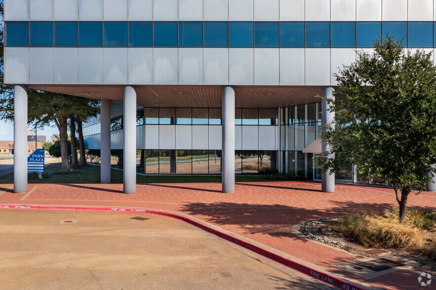 More Photos Of 2501 Parkview Dr, Fort Worth Office For Lease