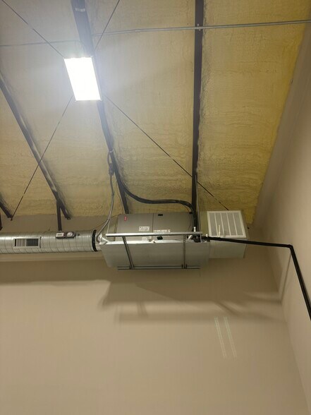 More Photos Of 720 S Bell Blvd, Cedar Park Warehouse For Lease