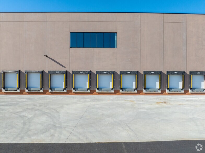 More Photos Of 936 Harrison Ave, Kearny Distribution For Lease