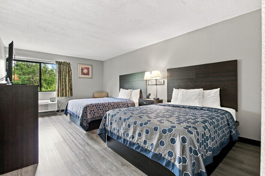 More Photos Of 634 David St, Centerville Hotel For Sale