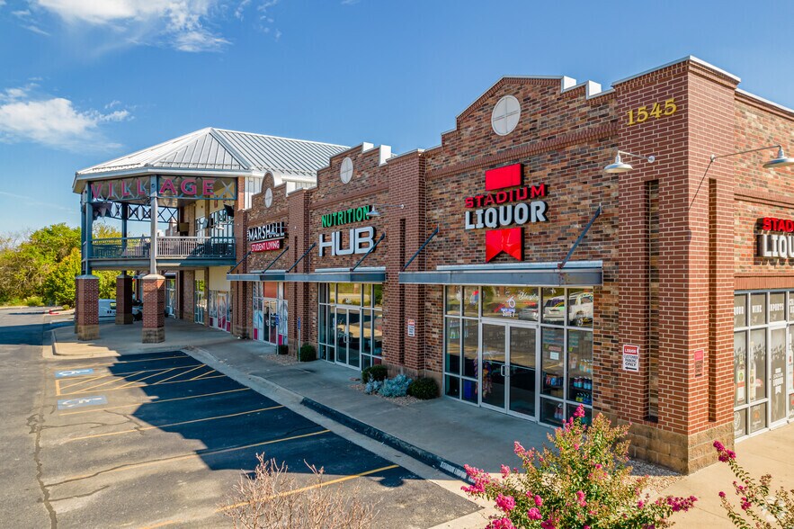 More Photos Of 1545 W 15th St, Fayetteville Restaurant For Lease