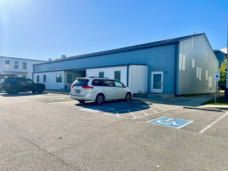 More Photos Of 372 Herron Dr, Nashville Showroom For Sale