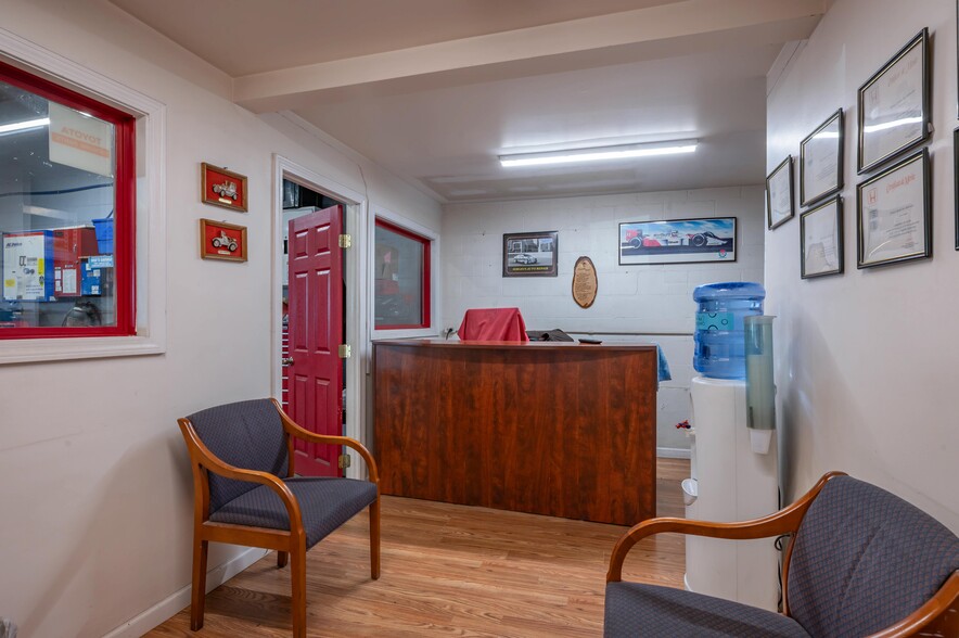 More Photos Of 31 Auburn St, Manchester Service For Sale