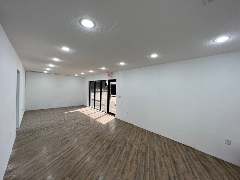 More Photos Of 12505 66th St N, Largo Warehouse For Lease