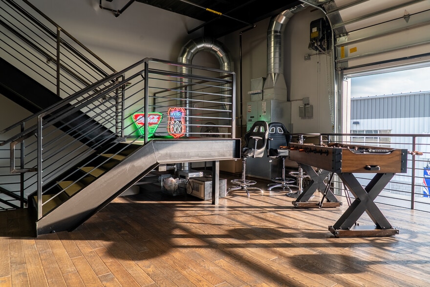 More Photos Of 154 W Speed Way, Pontiac Parking Garage For Sale