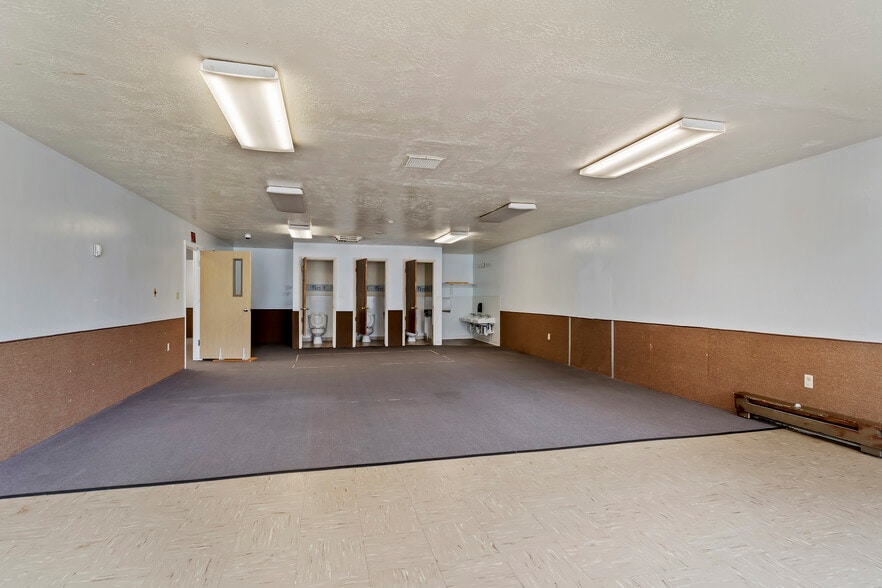 More Photos Of 2182 N Hill Field Rd, Layton Storefront Retail Office For Lease