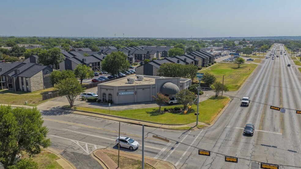 Primary Photo Of 902 Palm Valley Blvd, Round Rock Bank For Sale