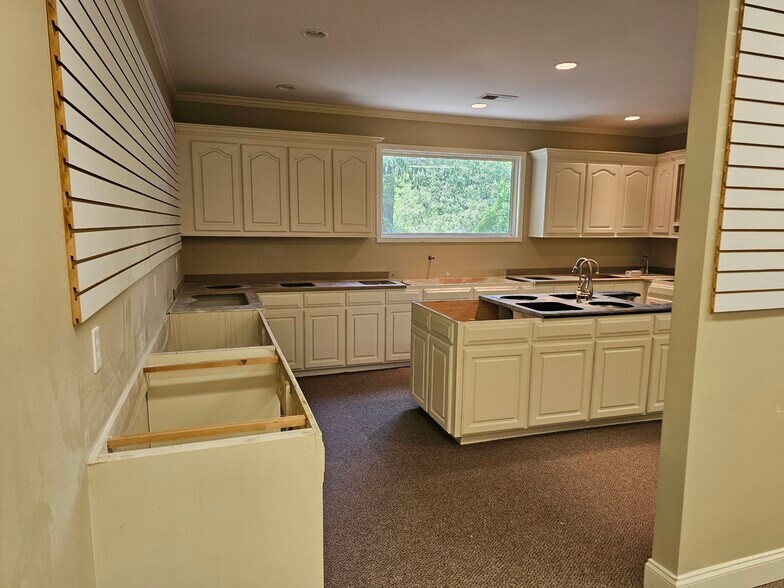 More Photos Of 301 Ramblin Rd, West Columbia Office For Sale