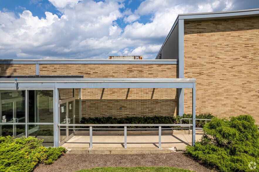 More Photos Of 28999 Aurora Rd, Solon Warehouse For Sale