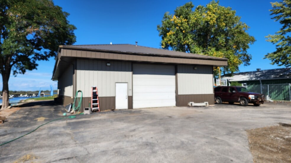 More Photos Of 2187 Abraham Ln, Oshkosh Warehouse For Lease