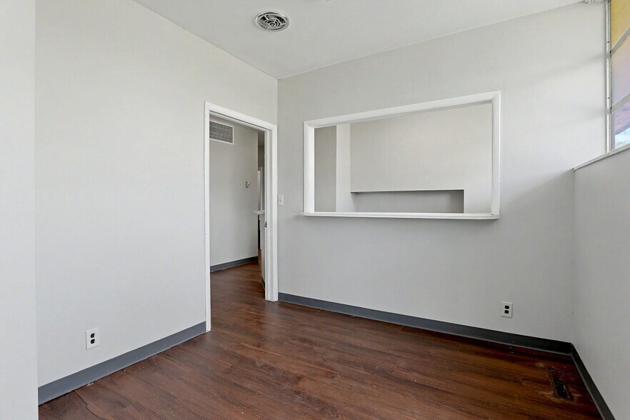More Photos Of 1601 N State St, Augusta Office For Sale