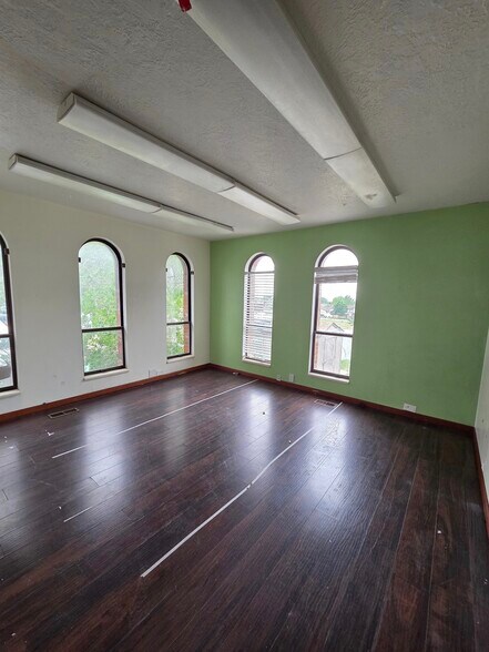 More Photos Of 2649 N Main St, Sunset Office For Sale