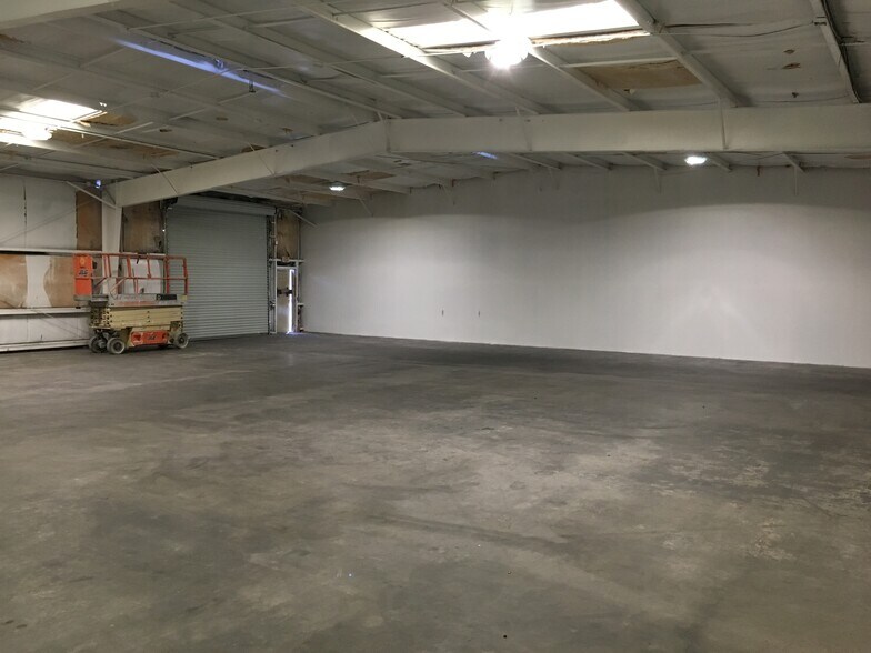 More Photos Of 13670 Roosevelt Blvd, Clearwater Warehouse For Lease