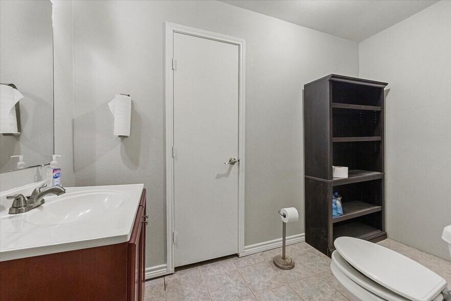 More Photos Of 1101 Willy Vester Rd, Van Alstyne Warehouse For Sale