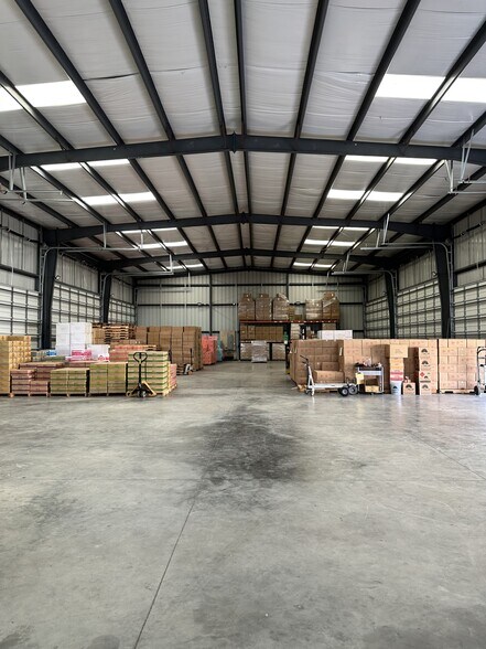 More Photos Of 6631 N Sam Houston Pky W, Houston Warehouse For Lease