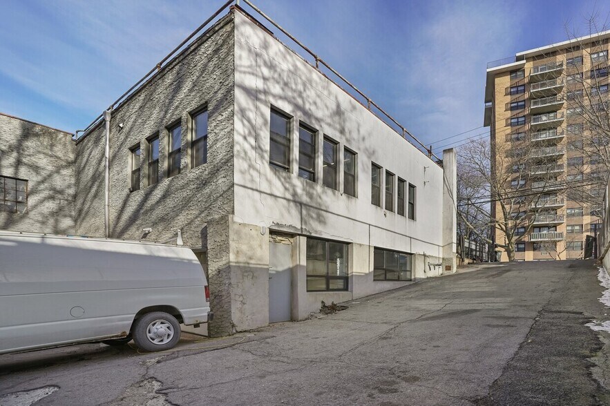 More Photos Of 164-170 Ferris Ave, White Plains Auto Repair For Lease