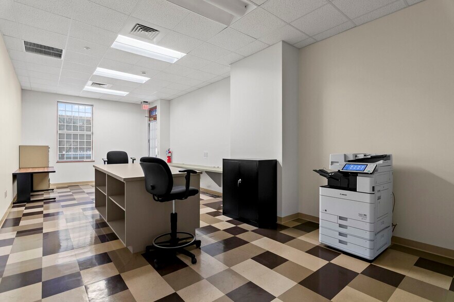 More Photos Of 15 SW Old State Capitol Plz, Springfield Office For Sale