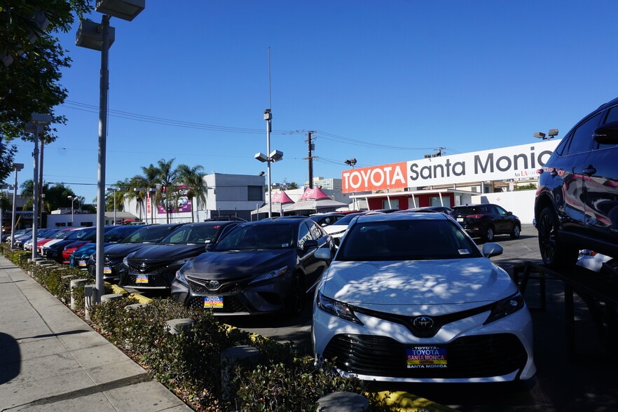More Photos Of 825 Santa Monica Blvd, Santa Monica Land For Lease