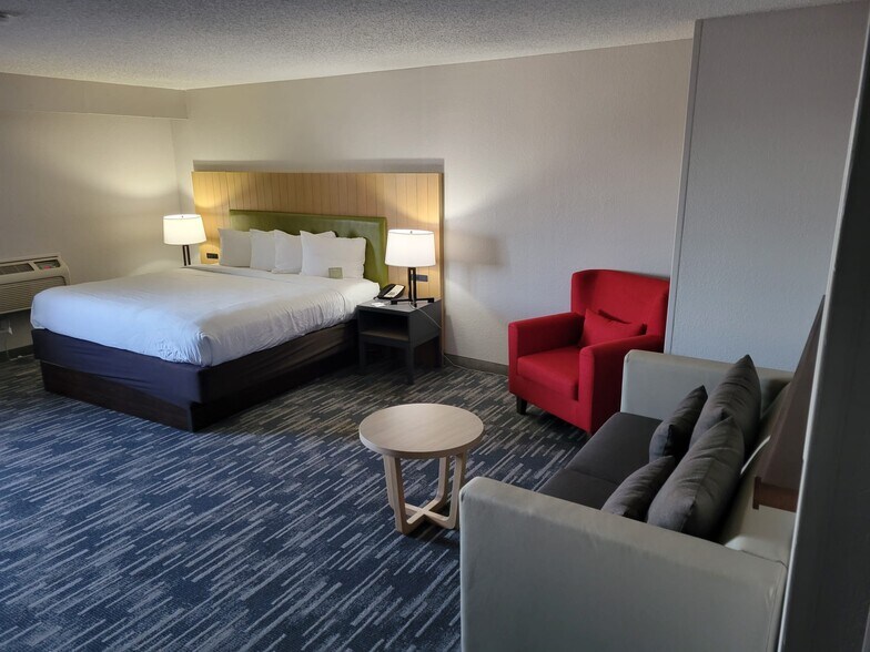 More Photos Of 1301 W Bond Cir, Lincoln Hotel For Sale