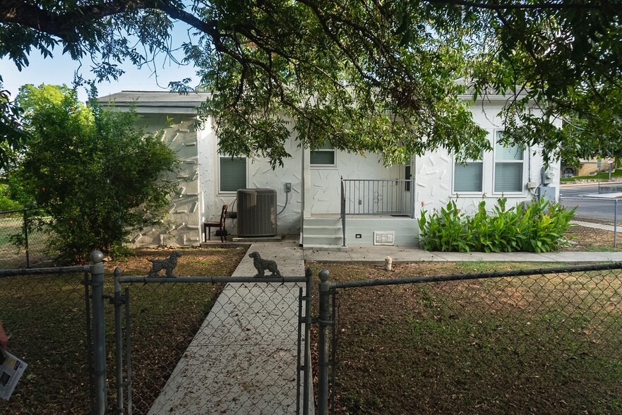 More Photos Of 133 W Huisache Ave, San Antonio Multifamily For Sale
