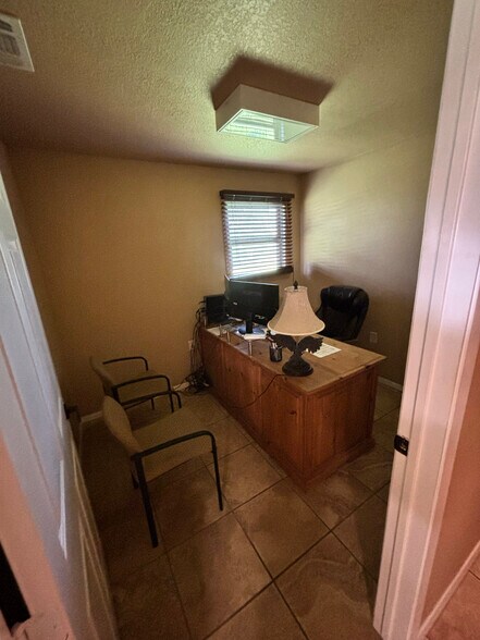More Photos Of 1428 N Walnut Ave, New Braunfels Office For Sale