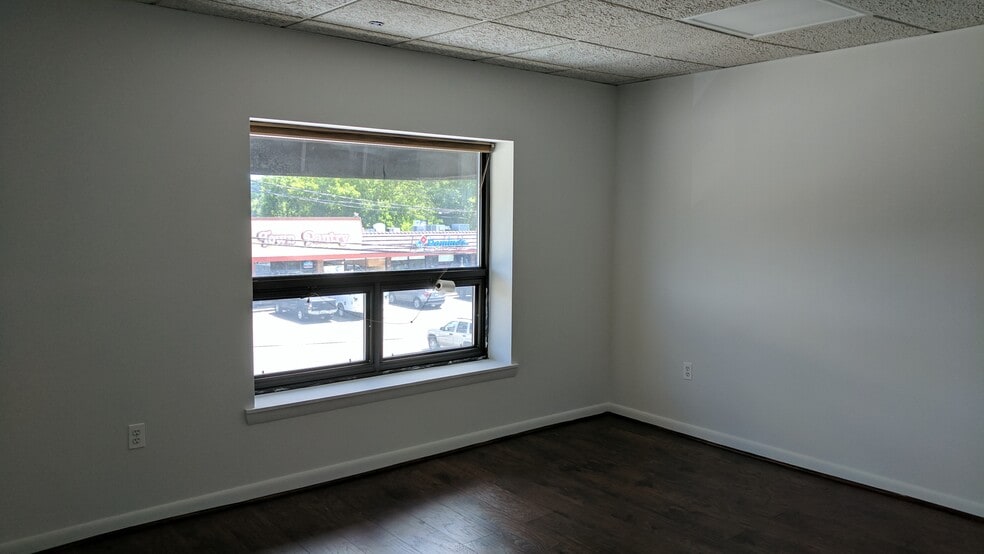 More Photos Of 742-750 Main St, Winchester Office For Lease