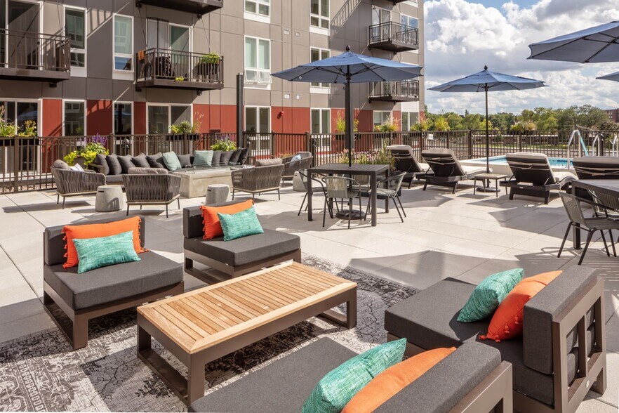 More Photos Of 1555 Ellinwood Ave, Des Plaines Apartments For Lease