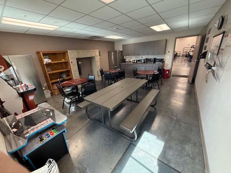 More Photos Of 12875 S Minuteman Dr, Draper Light Manufacturing For Lease