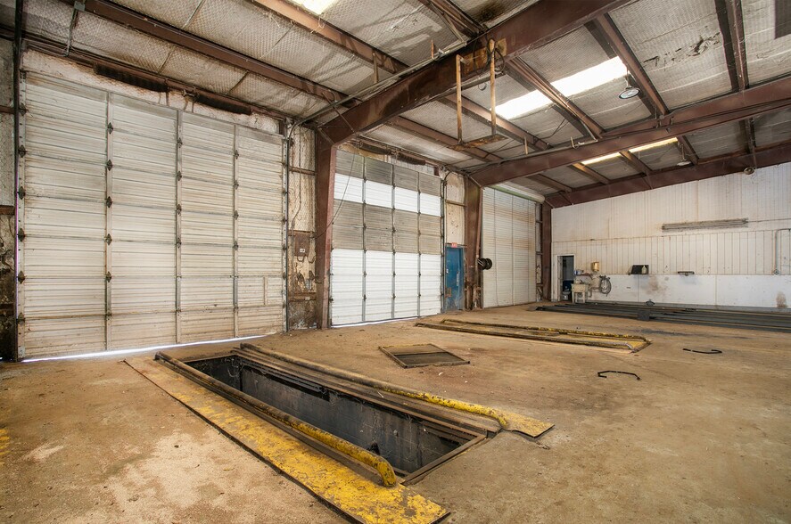 More Photos Of 5425 W Oak St, Palestine Flex For Lease