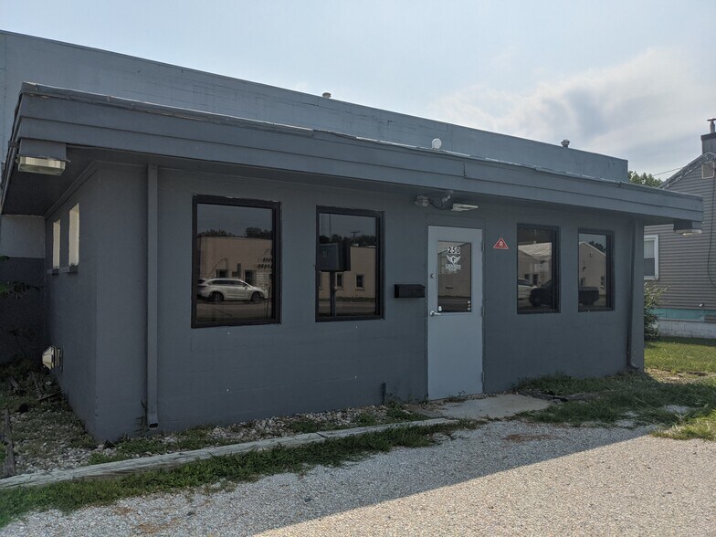 More Photos Of 250 S Kinzie Ave, Bradley Flex For Sale