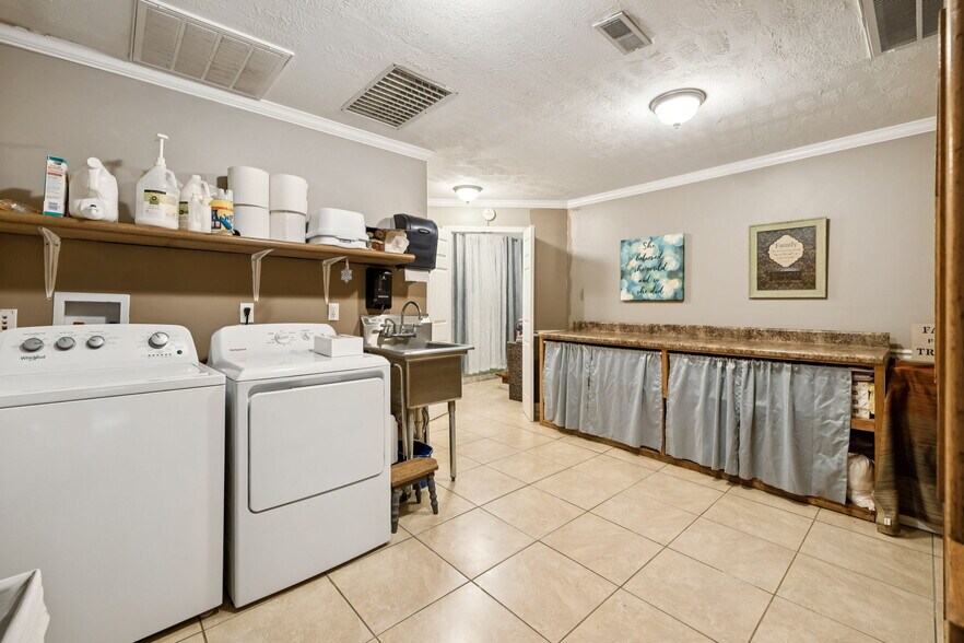 More Photos Of 220 Public Sq, Lafayette General Retail For Sale