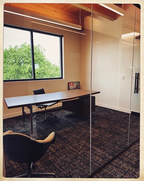 More Photos Of 2422 E 7th St, Austin Office For Lease