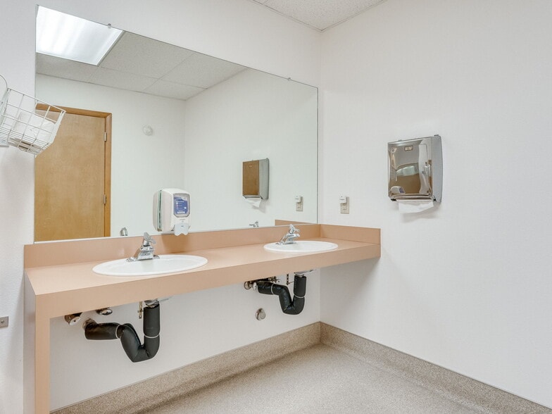 More Photos Of 2275 NE McDaniel Ln, Mcminnville Office For Lease