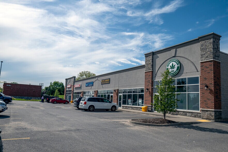 More Photos Of 218 Main St, Loyalist General Retail For Lease