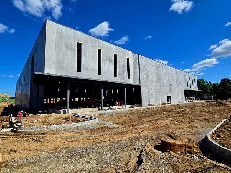 More Photos Of 3 Century Dr, Parsippany Warehouse For Lease