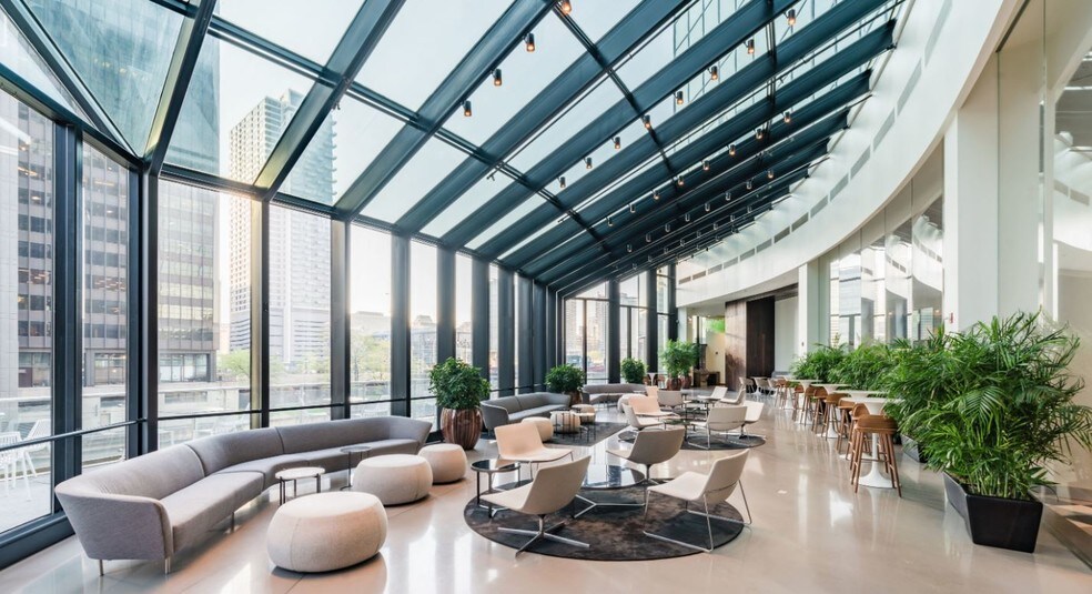 More Photos Of 300 S Riverside Plz, Chicago Office For Sale