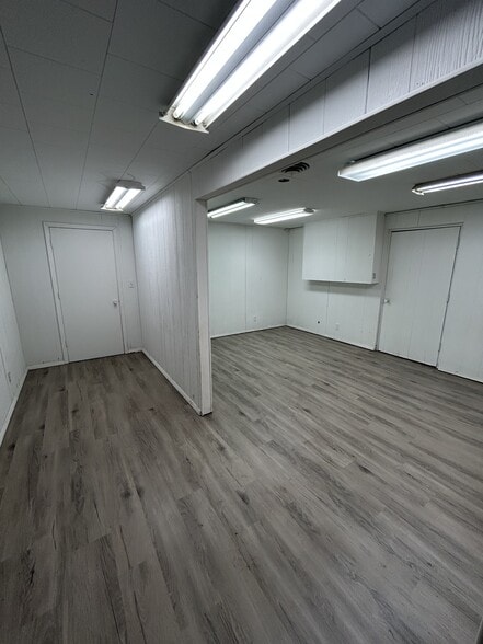 More Photos Of 1001 Croxton Ave, Bloomington Research And Development For Lease