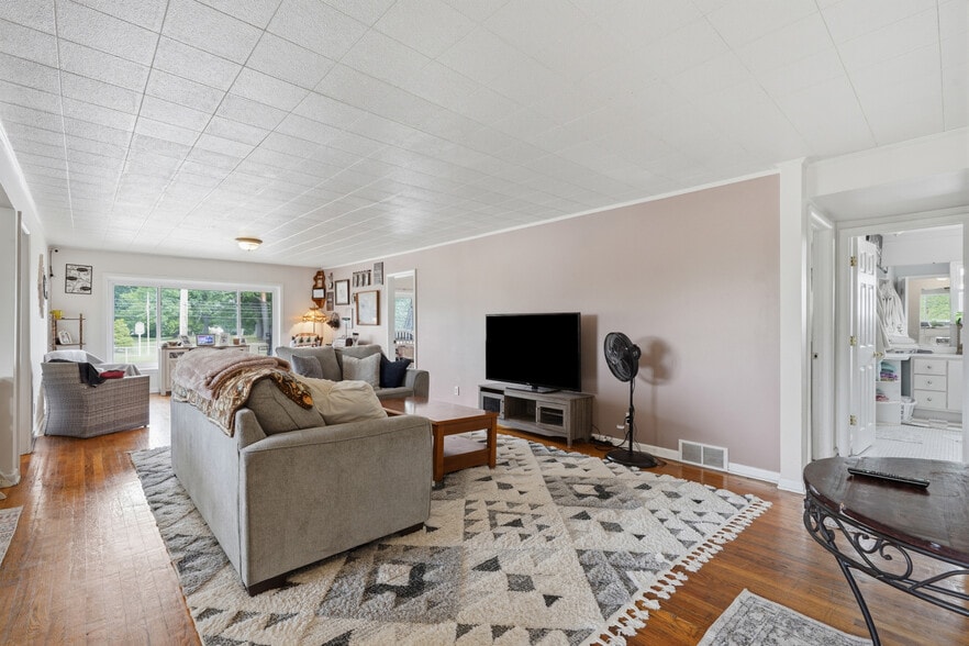 More Photos Of 23589-23593 Van Born Rd, Taylor Freestanding For Sale
