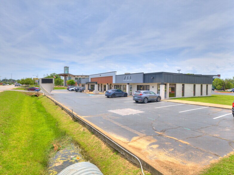 More Photos Of 1104 S Walton Blvd, Bentonville Storefront For Lease