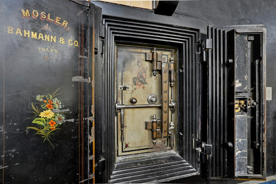 More Photos Of 2114 Wisconsin Ave, New Holstein Storefront Retail Residential For Sale