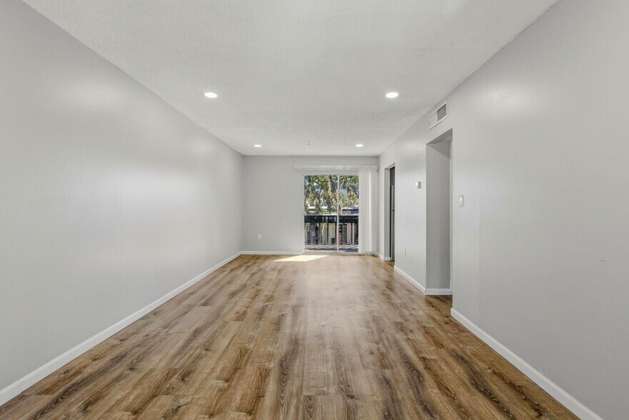 More Photos Of 9208 N Connechusett Rd, Tampa Apartments For Sale