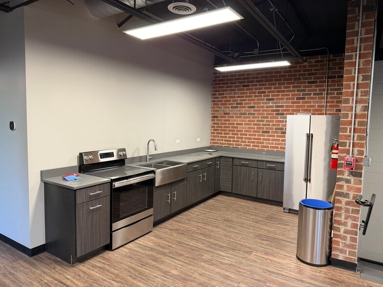 More Photos Of 929 Childs St, Wheaton Warehouse For Lease