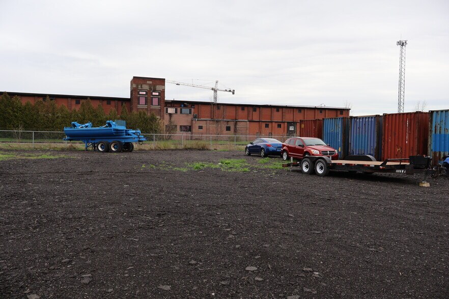 More Photos Of 212 Burgar St, Welland Land For Lease