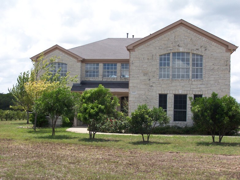 More Photos Of 1620 Red Bud Ln, Round Rock Office For Lease