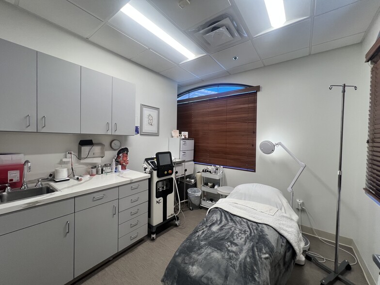 More Photos Of 16952 W Bell Rd, Surprise Medical For Lease