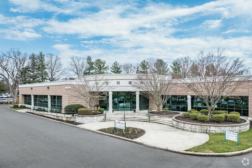 More Photos Of 225 Old Country Rd, Melville Office For Sale