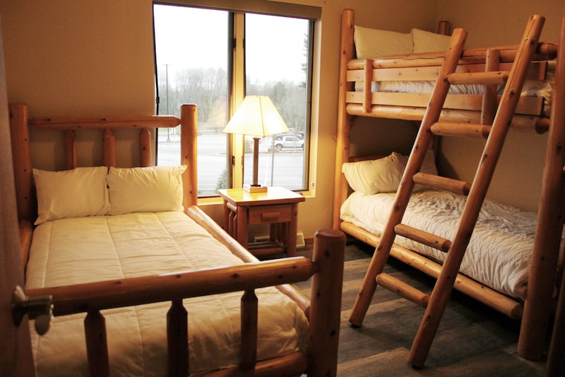More Photos Of N3332 Pine Mountain Rd, Iron Mountain Hotel For Sale