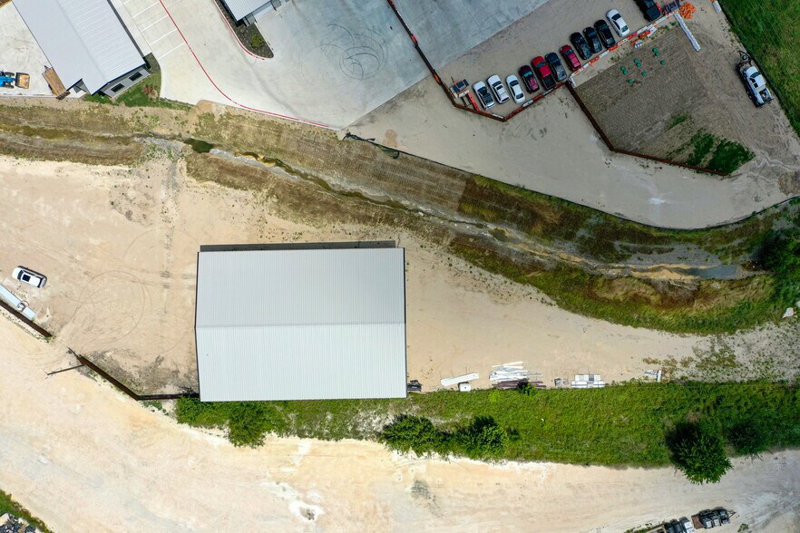 More Photos Of 2912 Chambers St, Venus Service For Lease