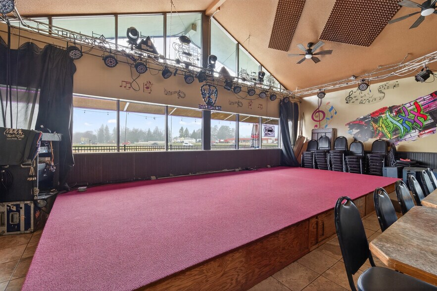 More Photos Of 17646 NE Central Ave, Ham Lake Restaurant For Sale