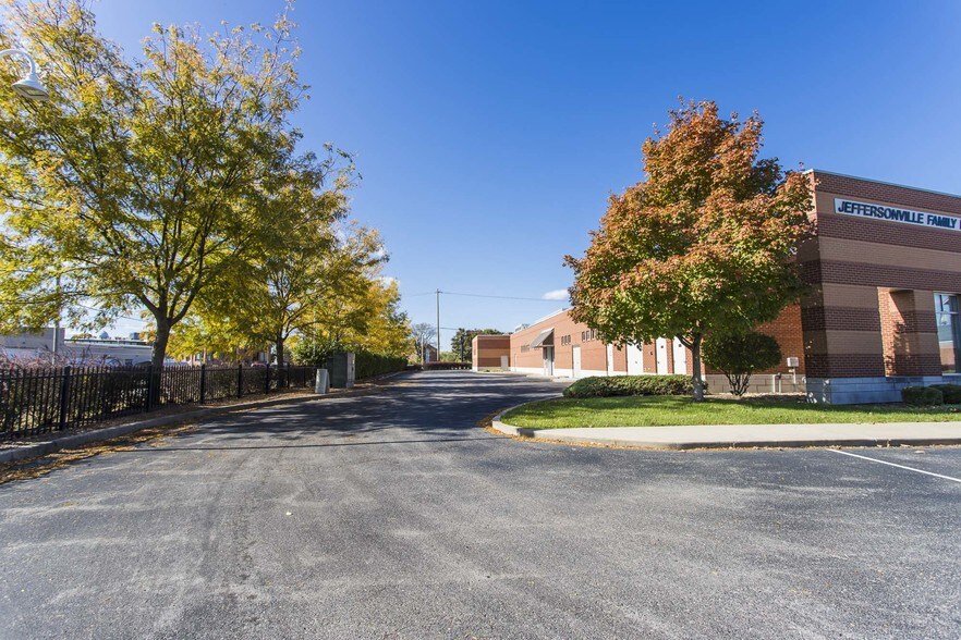 More Photos Of 900 Spring St, Jeffersonville Medical For Lease